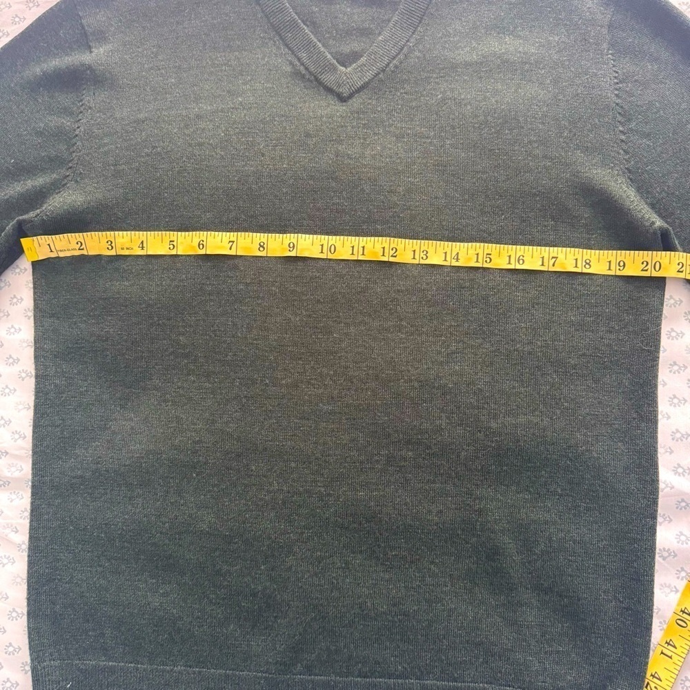 Hart Schaffner Marx Men's Dark Green Merino Wool V-Neck Sweater - Picture 4 of 7